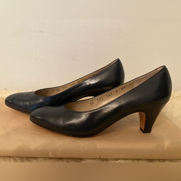 Salvatore Ferragamo vintage navy leather heels, size 6AA (narrow width) - Picture 1 of 8